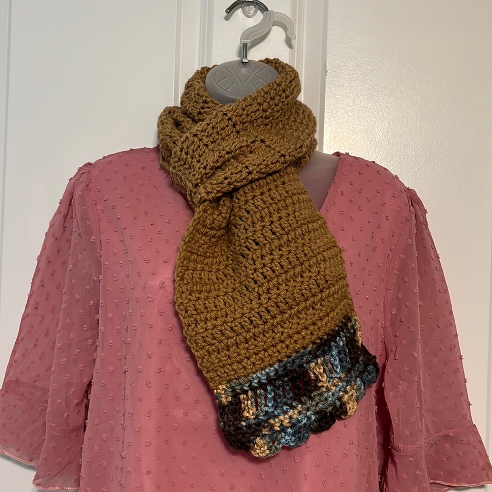 🥳HP🎉🎉🧡🆕 Hand-crocheted nutmeg/blue multi scarf with scalloped edge